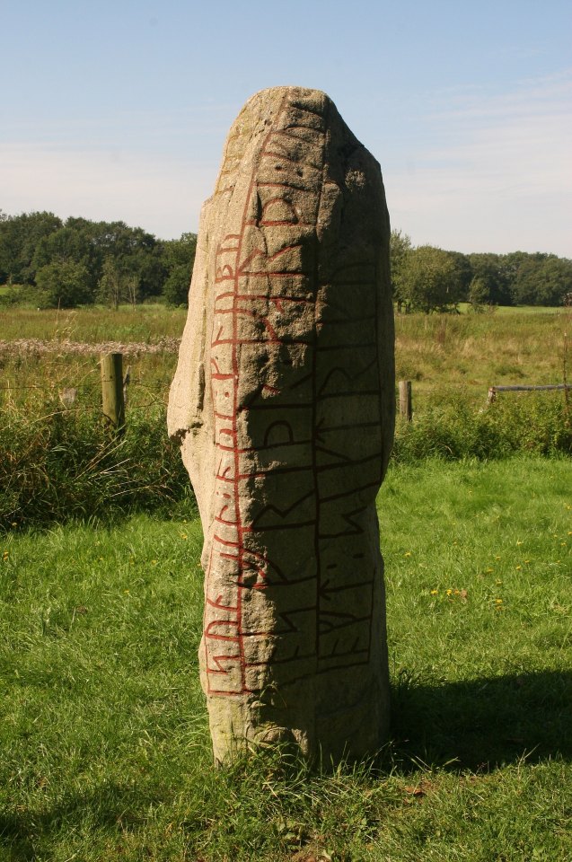 Runenstein auf einem Feld stehend
