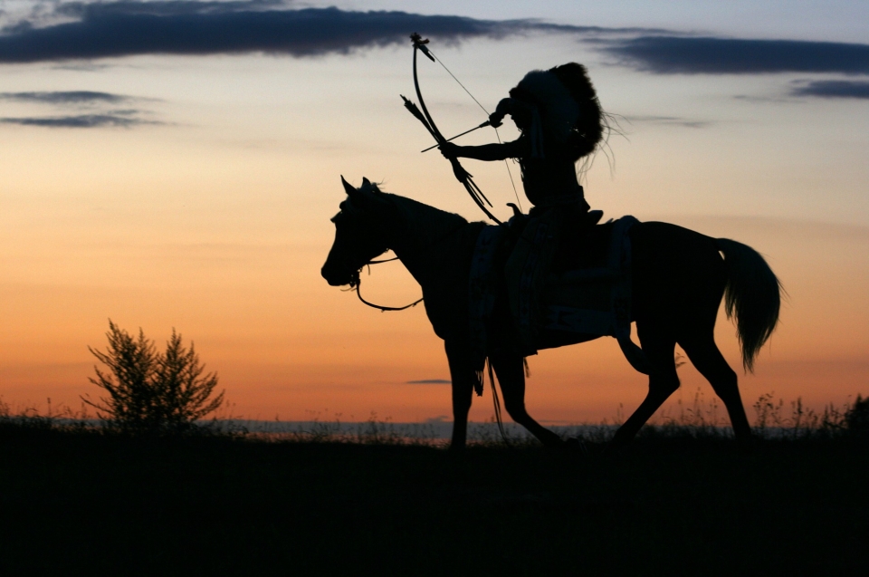 Indianer Silhouette auf Pferd