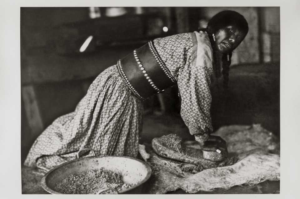 Mumma Valdez bei der Zubereitung von tiswin, Jicarilla Apache, New Mexiko © Museum für Völkerkunde Wien Foto: Marguerite Rymes