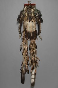 Teton Sioux (wahrscheinlich Hunkpapa) um 1890, Rückentanzschmuck © Museum für Völkerkunde Wien