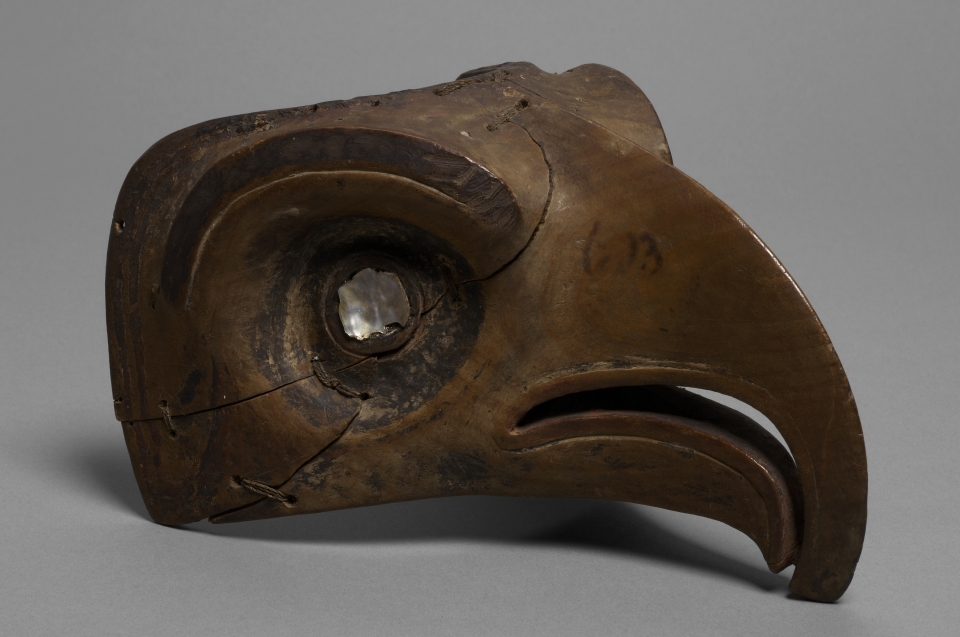 Erste Begegnungen mit Weißen- Vogelkopfmaske der Nootka. Mowachat, Vancouver Island, British Colombia, um 1770 © Museum für Völkerkunde Wien