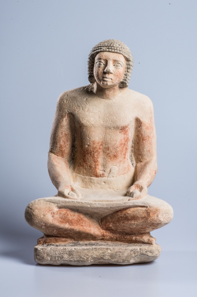 Statue des hockenden Ptha-schepses als Lesender, Kalkstein, Altes Reich © Roemer- und Pelizaeus-Museum Hildesheim, PM 2141, Foto: Andreas Jacob